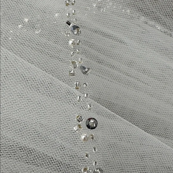 Elegant White Bridal Veil with Beaded Edge - Picture 4 of 8